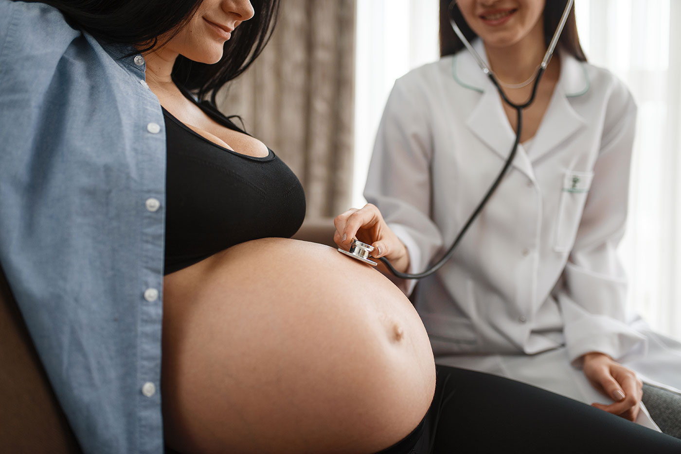 Femme enceinte et professionnelle de santé