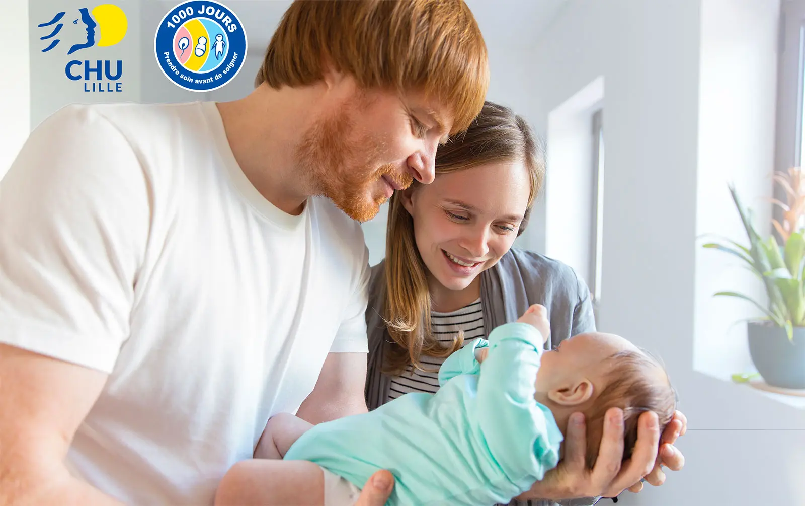 Jeune couple émerveillé tenant un bébé